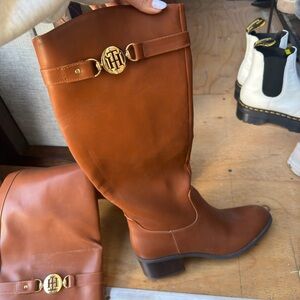 Tommy Hilfiger Tan Leather Boots with Gold Emblem
